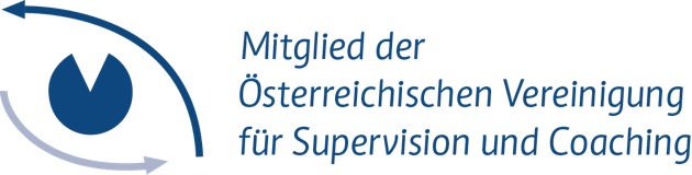 Logo mit dem Text: Mitglied der Österreichischen Vereinigung für Supervision und Coaching. Links neben dem Text ist ein Auge zu sehen. der Umriss bildet sich aus zwei Pfeilen, die gegen den Uhrzeigersinn die Augenform umranden. Die Iris ist ein blau ausgefüllter Kreis. Oben fehlt ein Stück in Form eines V.